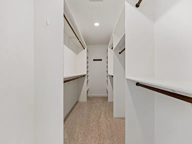 913 Robin St — Photo 15
