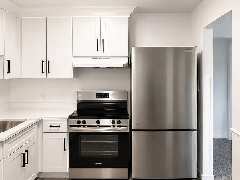 24280 Outer Dr #8 — Photo 2