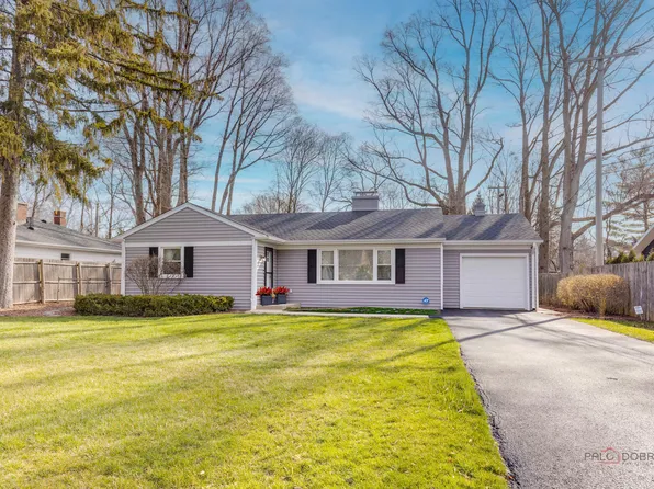 355 Ahwahnee Ln, Lake Forest, IL 60045