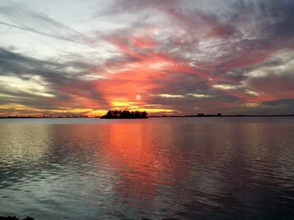 104 Harbor Dr, Palm Harbor, FL 34683