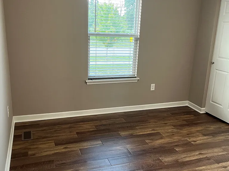 1027 Chesterfield Dr — Photo 12