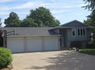 228 Applewood Dr, Carroll, IA 51401