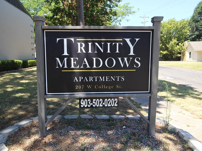 207 W College St #206 — Photo 1