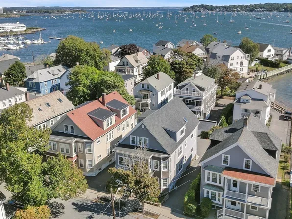 23 Green St #1R, Salem, MA 01970