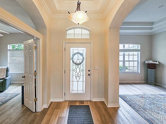 4th image of 4 Lakeside Pl E