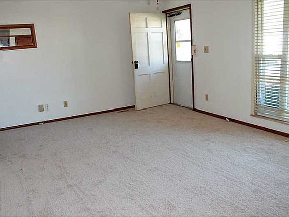 3rd image of 1131 Evergreen Dr