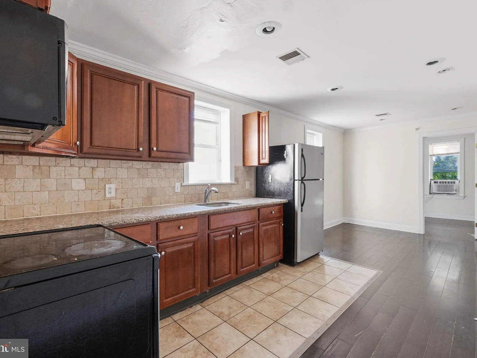 3 bed, 1.0 bath, 3003 sqft, $1,500 — Photo 3