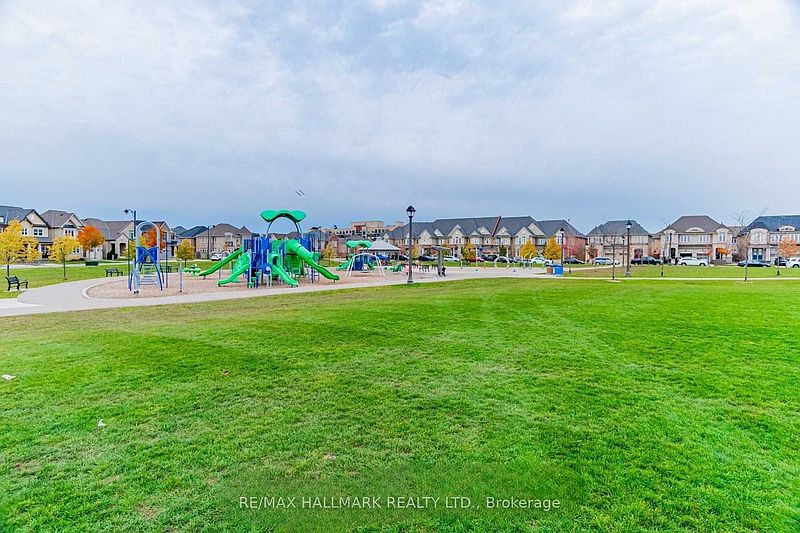 Oakville Townhouse for rent - 4 Bedrooms — photo 33