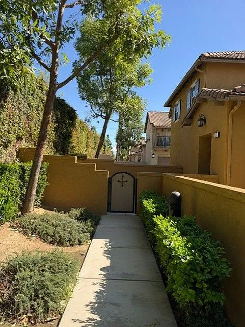 2 bed, 2.0 bath, 1328 sqft, $2,900 — Photo 2