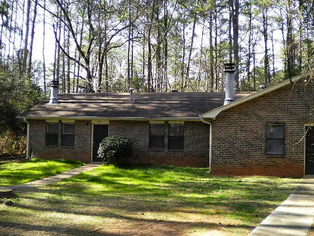 2BR 1 Bath Duplex on the Eastside! Available soon! — Photo 1