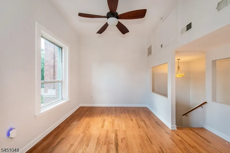 2 bed, 1.0 bath, $3,400 — Photo 2