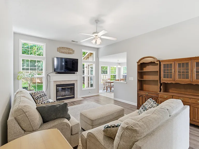 752 Rosslyns Dl — Photo 15
