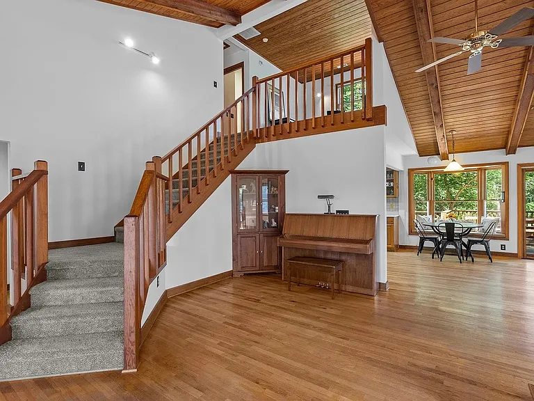 1210 Holly Creek Ln — Photo 4