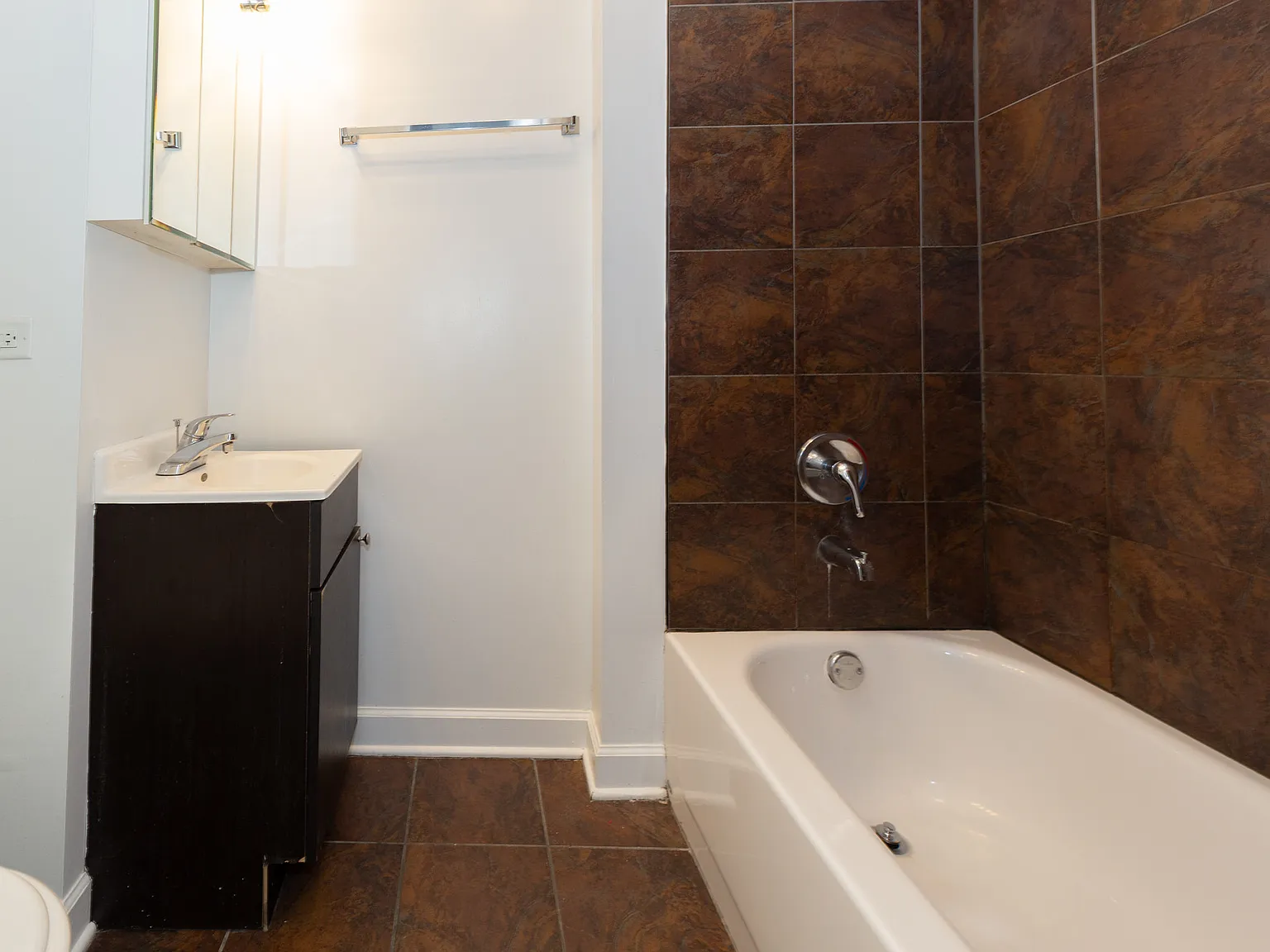 3834 N Sheffield — Photo 2