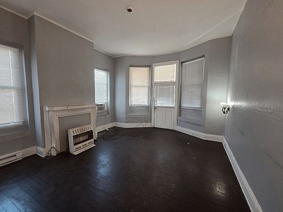 2nd image of 930 Summit Ave