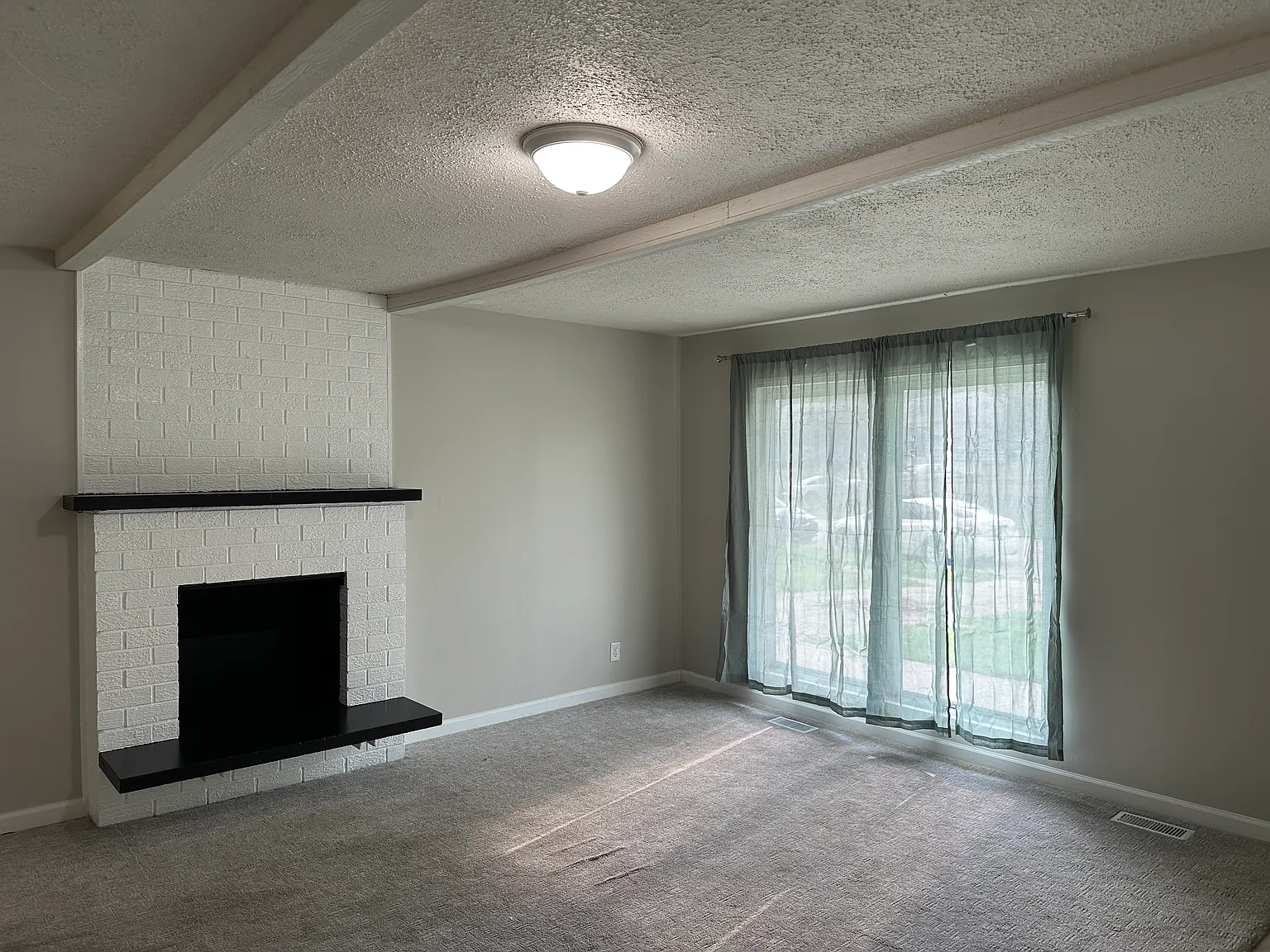 3 bed, 1.5 bath, 1238 sqft, $1,600 — Photo 2