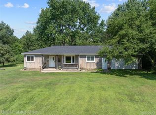 271 Rush Lake Rd, Pinckney, MI 48169