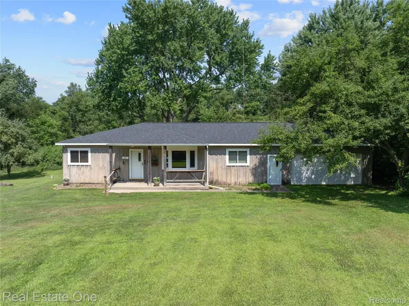 271 Rush Lake Rd, Pinckney, MI 48169