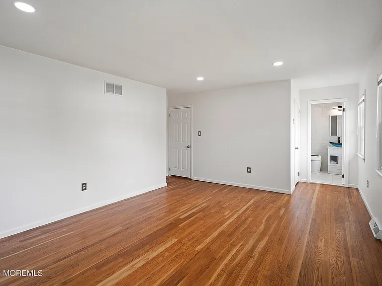 10 Monroe Ct — Photo 24