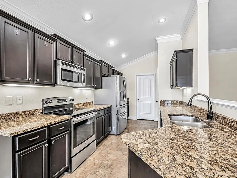 608 Memorial Ct — Photo 17