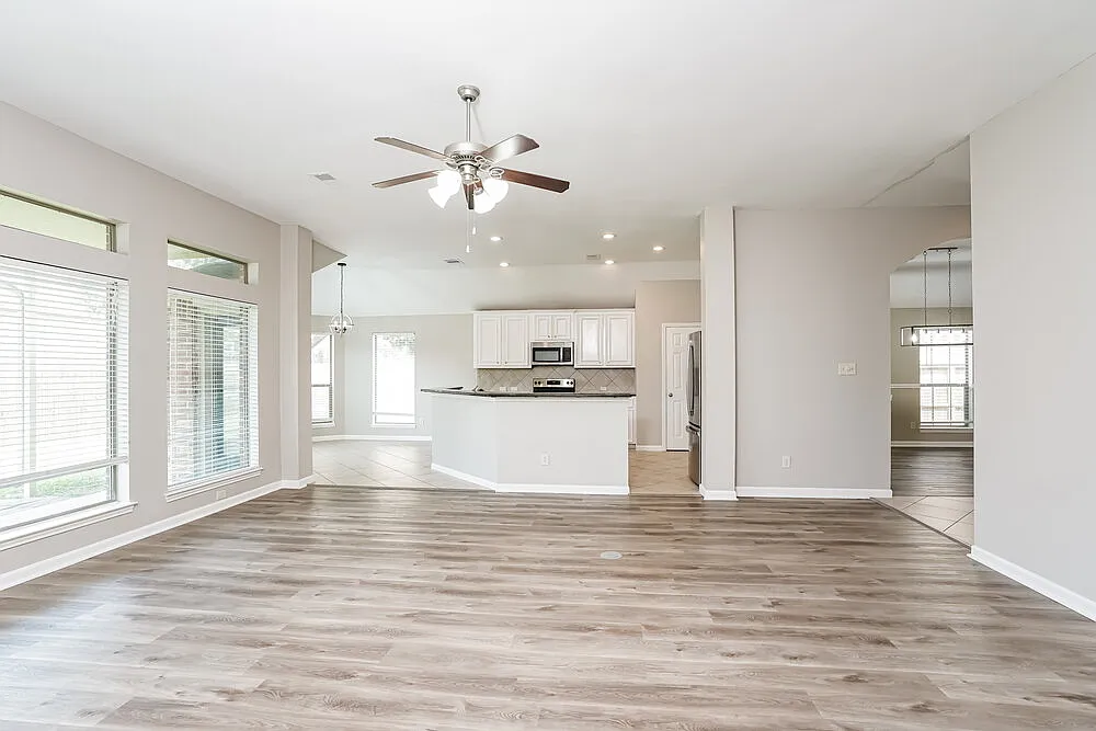 4 bed, 2.0 bath, 2669 sqft, $2,360 — Photo 4