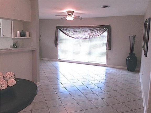 4732 FRONT UNIT BREAKFAST/ DINING AREA - LIVING ROOM