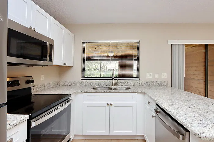 3 bed, 2.0 bath, 1519 sqft, $2,300 — Photo 4