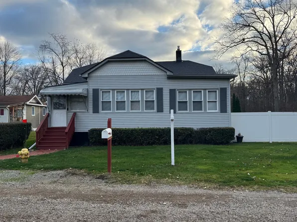 25605 8th St, Grosse Ile, MI 48138