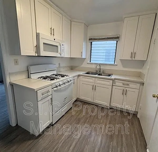 417 E Elmwood Ave #B — Photo 1