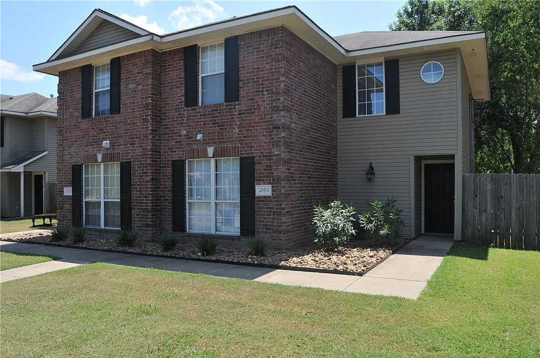 4 bed, 3.5 bath, 1465 sqft, $1,799 — Photo 1