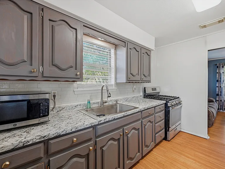 600 E South St — Photo 8