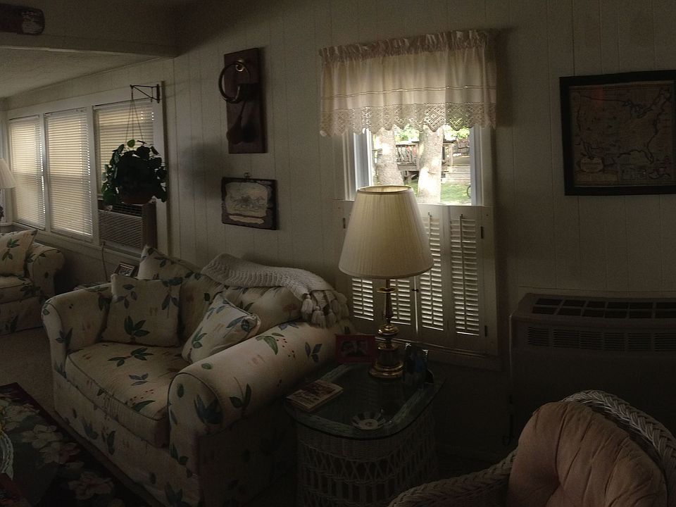 2nd image of 724 E Willis Park