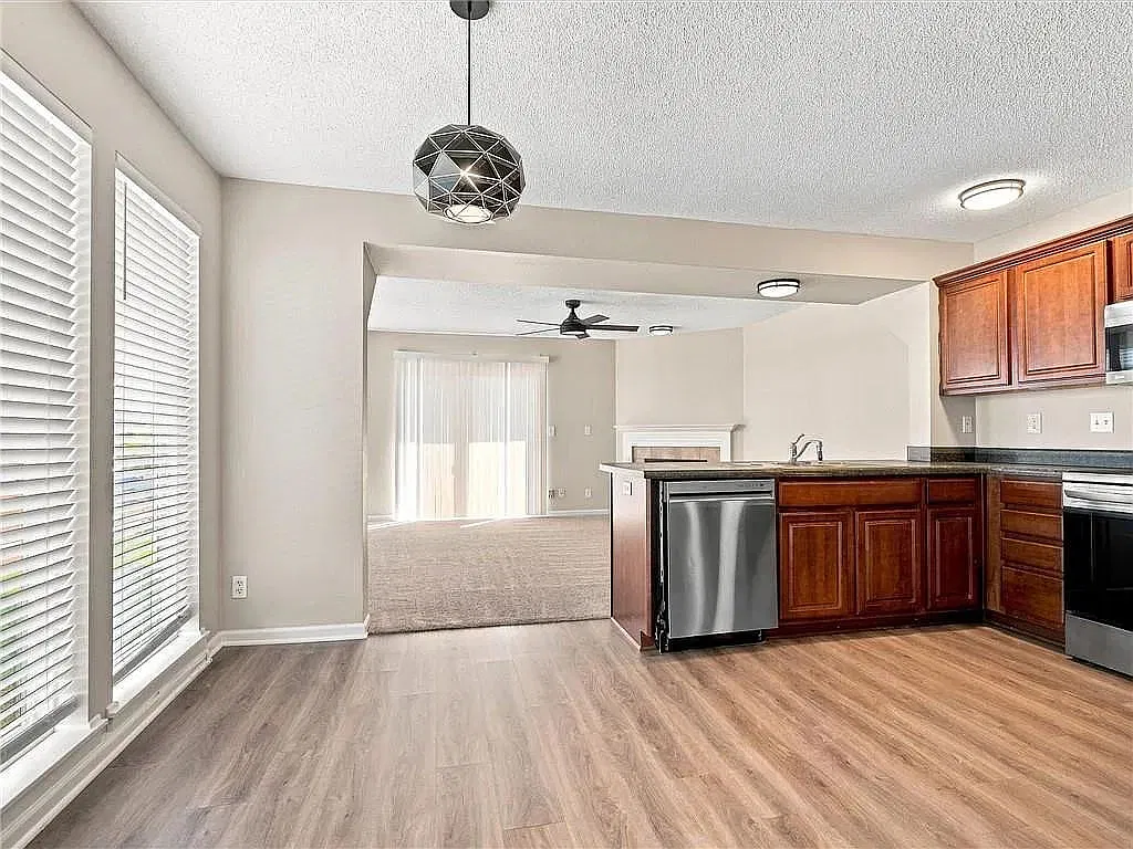 3 bed, 2.5 bath, 1500 sqft, $1,800 — Photo 2