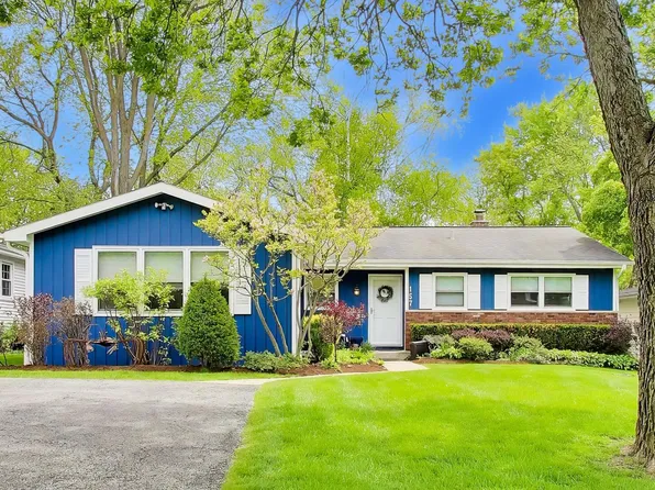 157 Walton St, Barrington, IL 60010