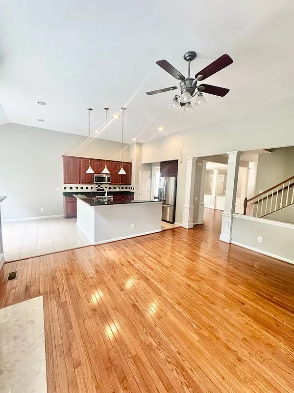 5 bed, 4.5 bath, 2971 sqft, $4,200 — Photo 2