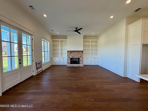 3rd image of 1013 Crepe Myrtle Dr