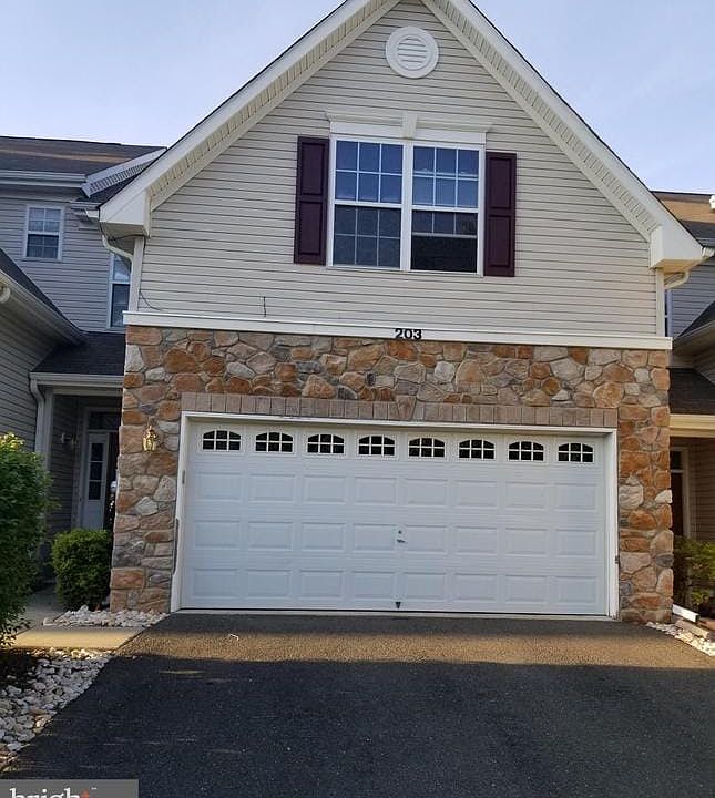 1st image of 203 Brinley Dr