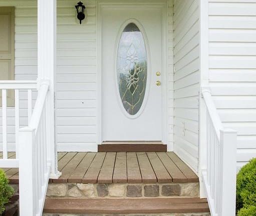 Covered Front Porch!