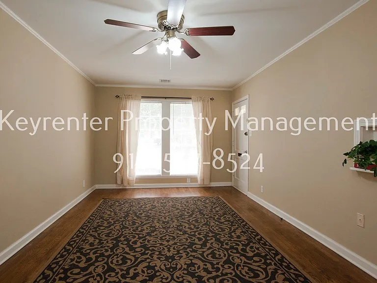 929 E 37th Pl — Photo 3
