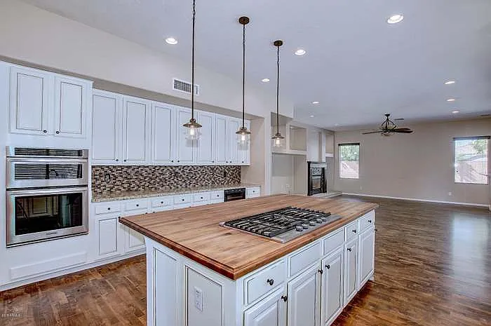 562 N Danielson Way — Photo 4