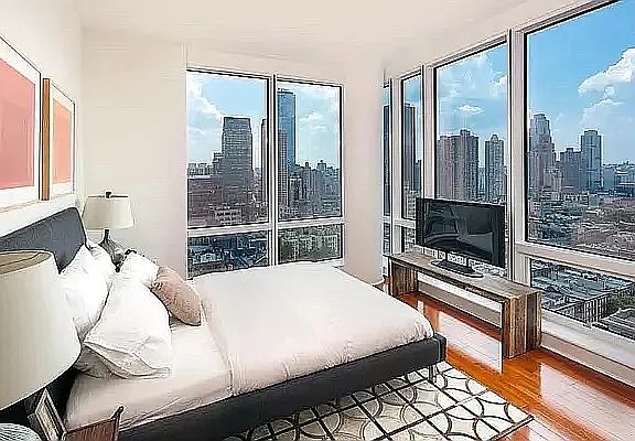 4th image of 306 W 48th St APT 32B