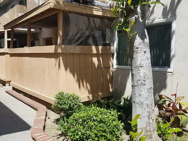 14015 Oxnard St — Photo 1
