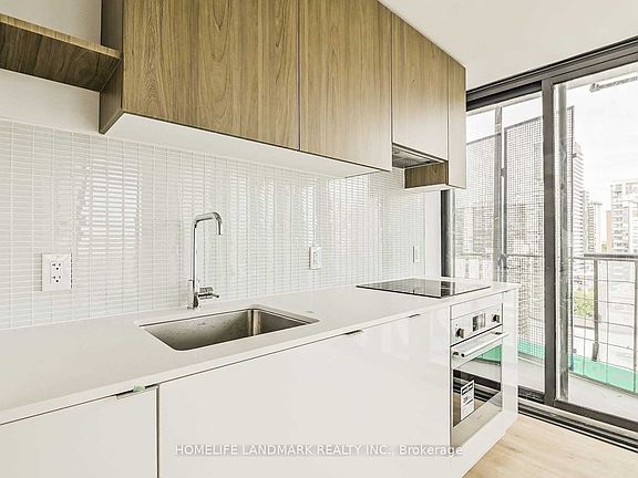 5th image of 161 Roehampton Ave #1005