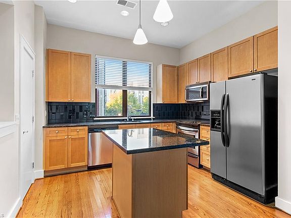 4th image of 819 Holly Ave