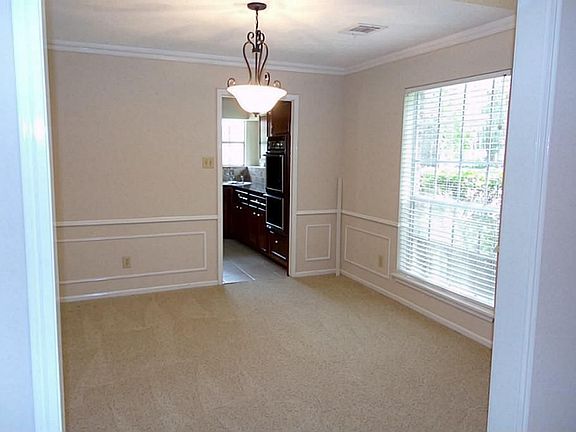 Formal dining room for your entertaining pleasure. Two tone paint. Fresh carpet.