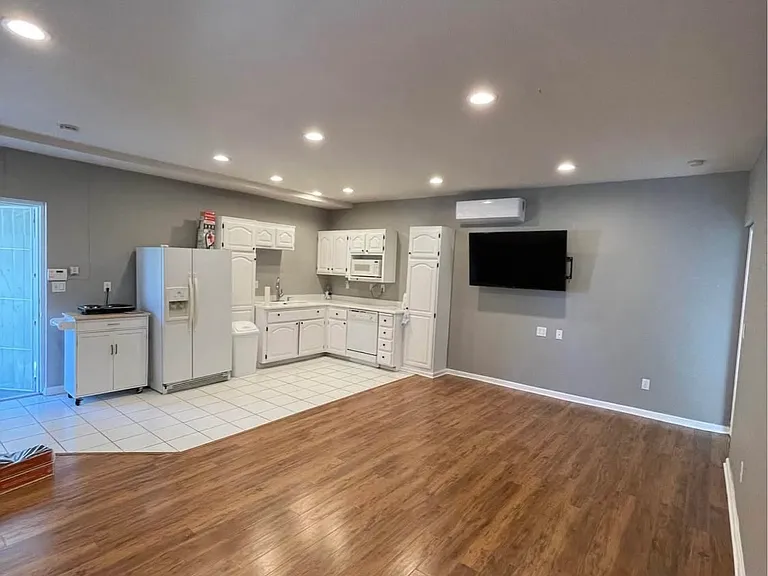 248 E 50th St #2 — Photo 5
