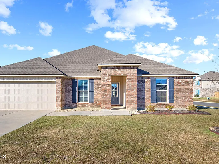 200 S Lakepointe Dr — Photo 1