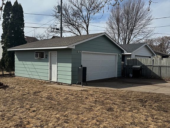 3rd image of 930 Larpenteur Ave W