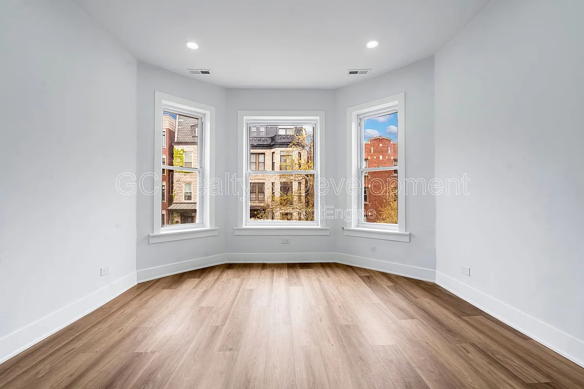 Building Photo - 3744 N Wilton Ave #2N