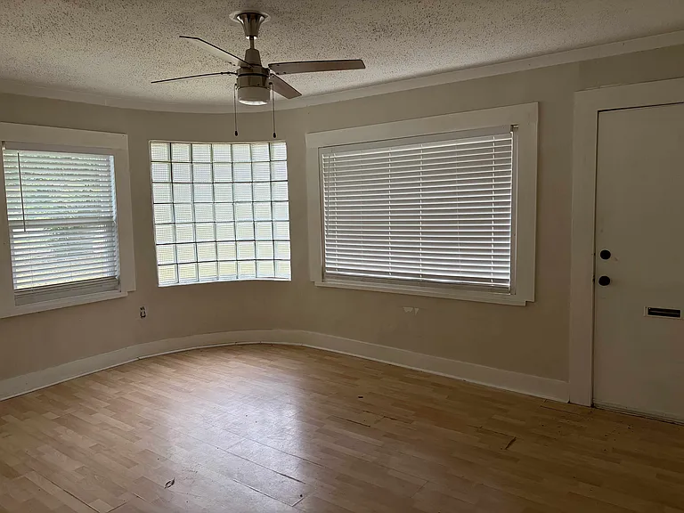 2216 Searle Ave — Photo 9